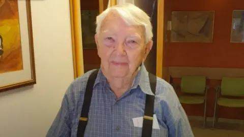 Michael Smuss, Warsaw Ghetto Survivor and Artist, Dies at 99
