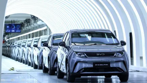 US Electric Car Market Faces Challenges Amid Global Competition