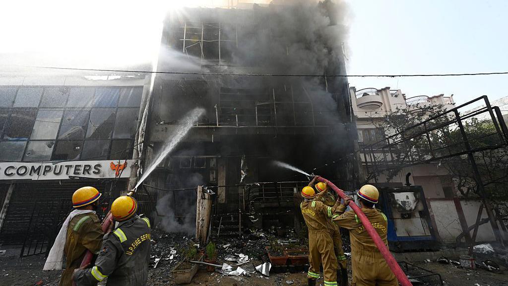 Inquiry launched after 15 die in Lucknow building blaze
