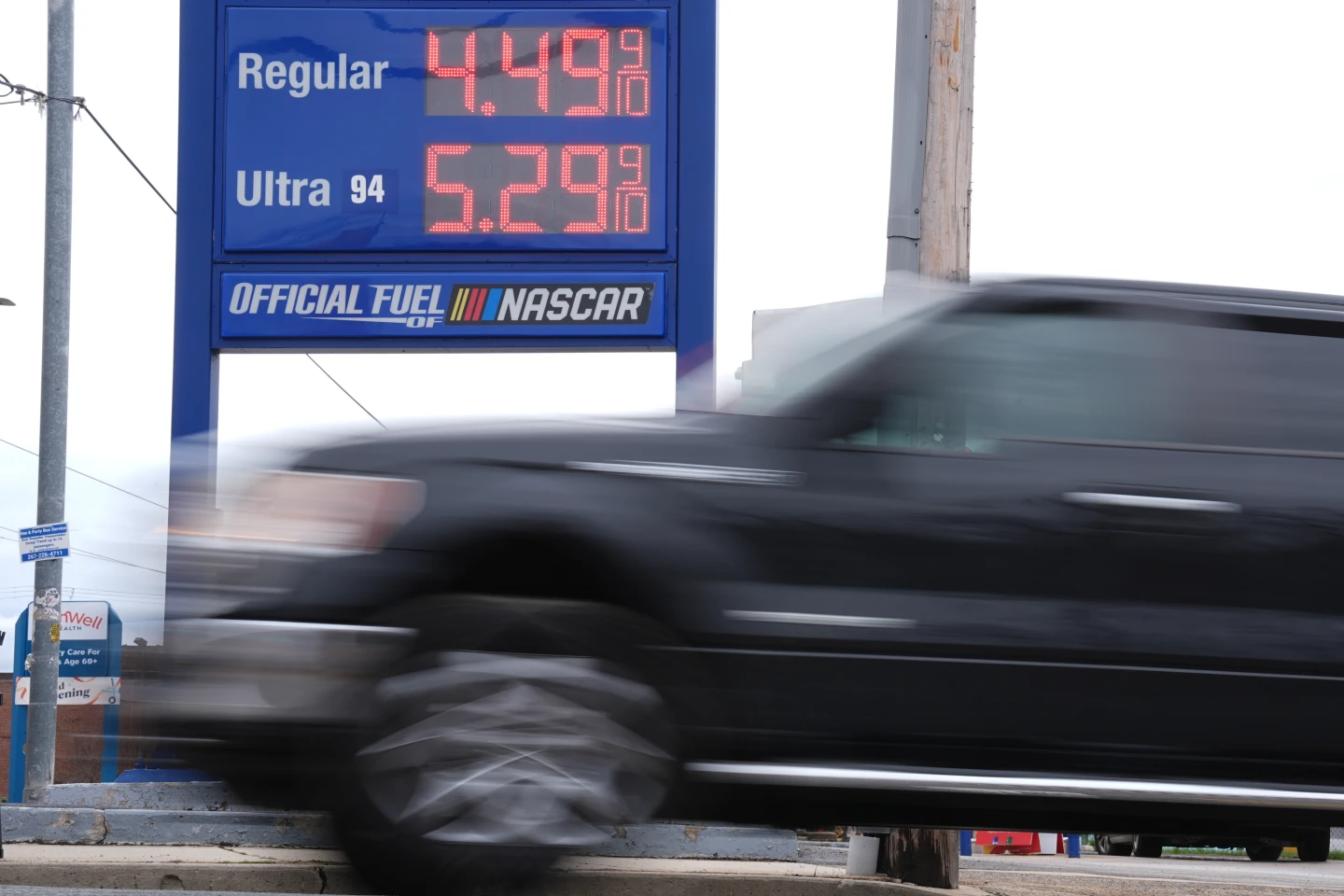 U.S. Gas Prices Surge Past $4 Mark Amid Ongoing Iran War