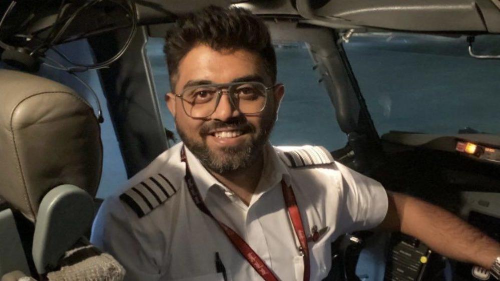 Indian pilot saves 174 passengers after being stabbed on flight to Israel