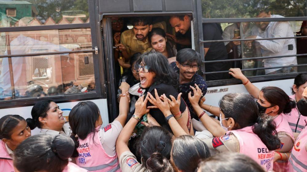 Hundreds of 'Cockroach' Protest Leaders Detained in Delhi