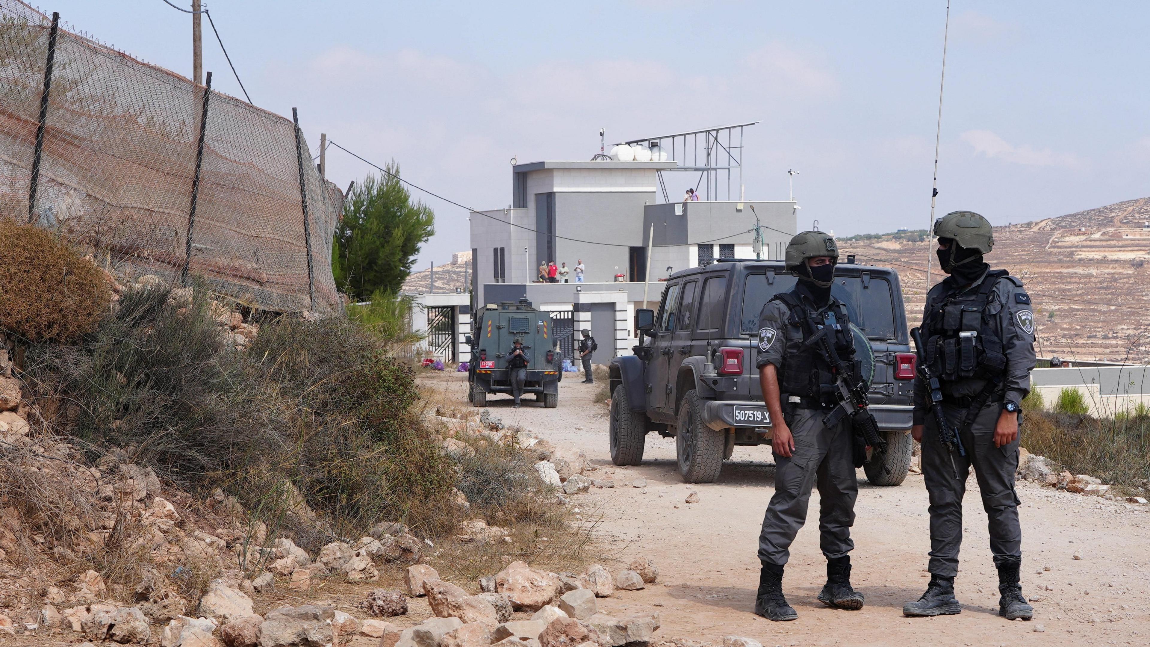 Activists Attempt to Deliver Aid to Besieged Palestinian Homes in Qusra