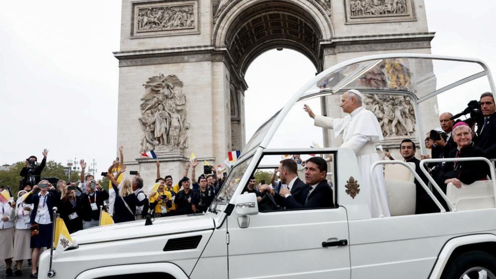 Huge crowds greet Pope in Paris for open‑air Mass