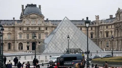 New Arrests in Louvre Jewellery Heist: Five More Suspects Taken into Custody