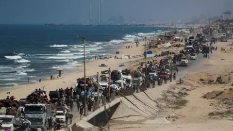 Intensifying Conflict: Israeli Tanks Enter Gaza City Amid Growing Humanitarian Crisis