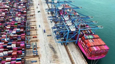 China Hits Back at US Tariff Threats, Accuses Trump of Double Standards