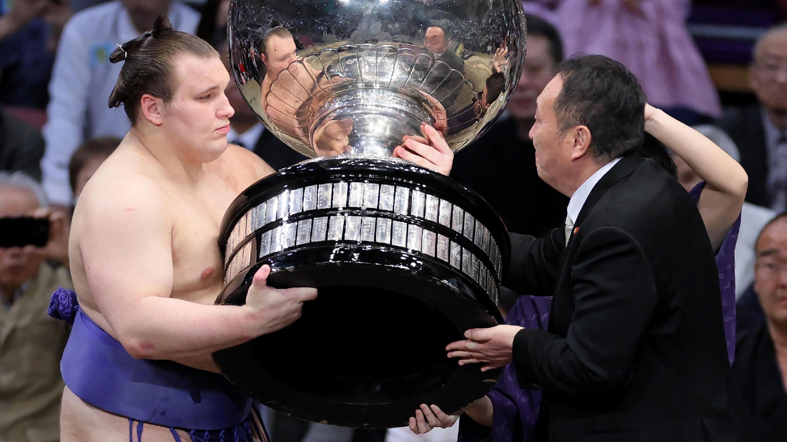 Aonishiki: The Ukrainian Sumo Champion Breaks Barriers in Japan