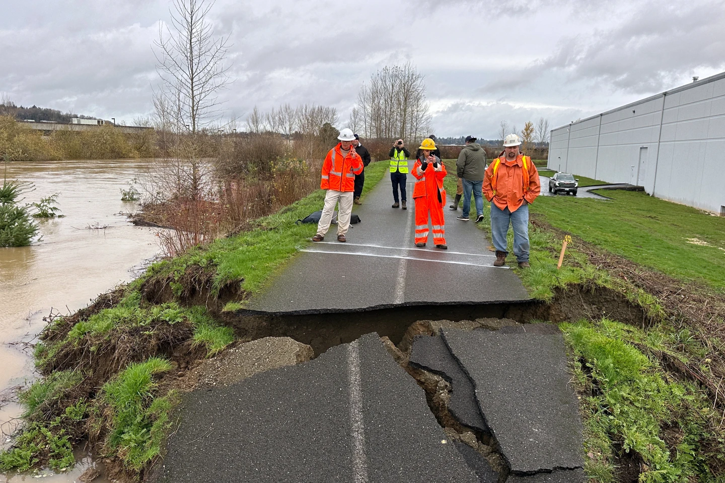 Emergency Alerts Issued as Levee Breaks in Washington State