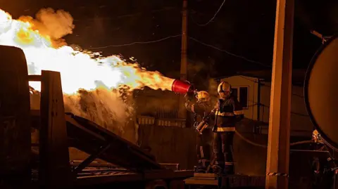 Russia Strikes Ukraine Amid Ongoing Peace Talks with the US