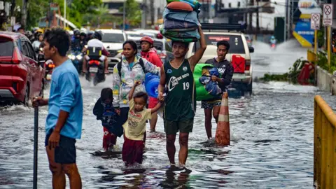 Ravaging Typhoon Kalmaegi Strikes the Philippines, Heads Towards Vietnam