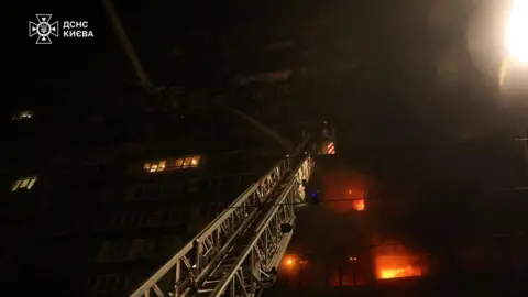 Wave of Russian Airstrikes Causes Widespread Power Cuts in Kyiv