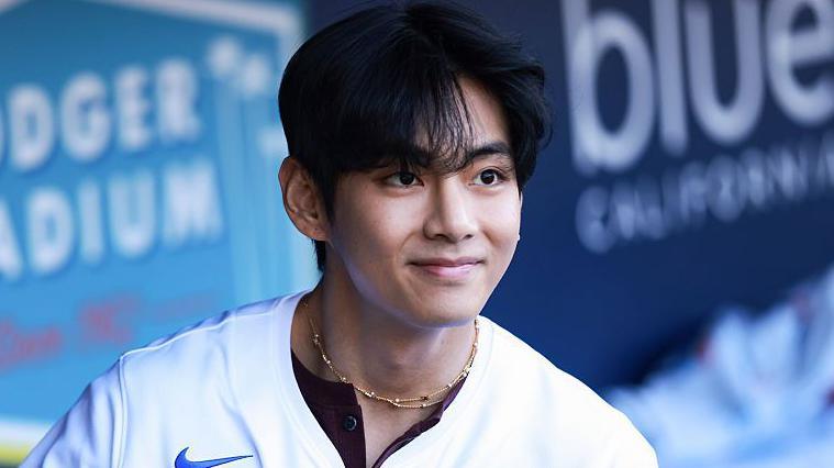 BTS V reveals hearing loss battle during livestream