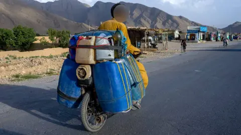 Bikers Face Scorching Heat and Conflict to Smuggle Iranian Fuel into Pakistan