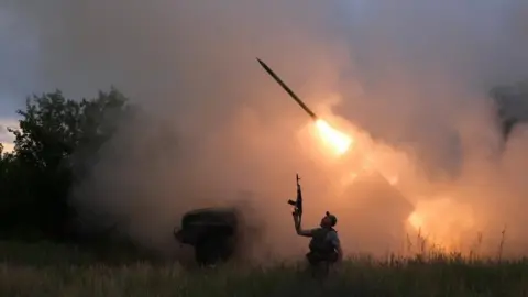 Russian Troop Build-Up Encircles Kostyantynivka, Key Donbas Gateway