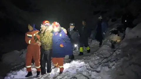 580 Stranded Hikers Rescued from Mount Everest Amid Severe Blizzard