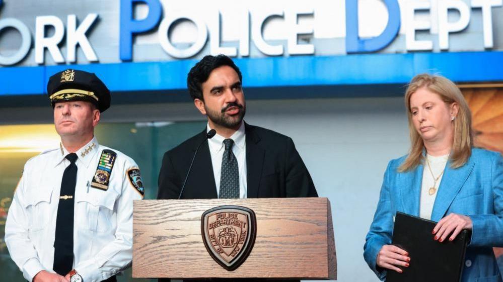 Times Square stabbing: 32‑year‑old woman killed, suspect shot dead