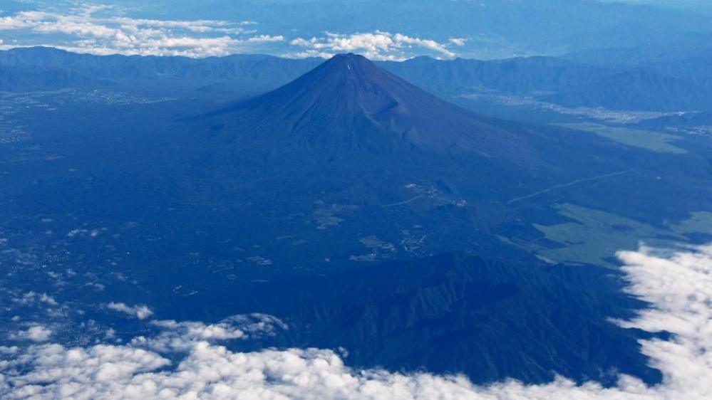 Father Leaves 7‑Year‑Old on Mount Fuji, Police Warn of Danger