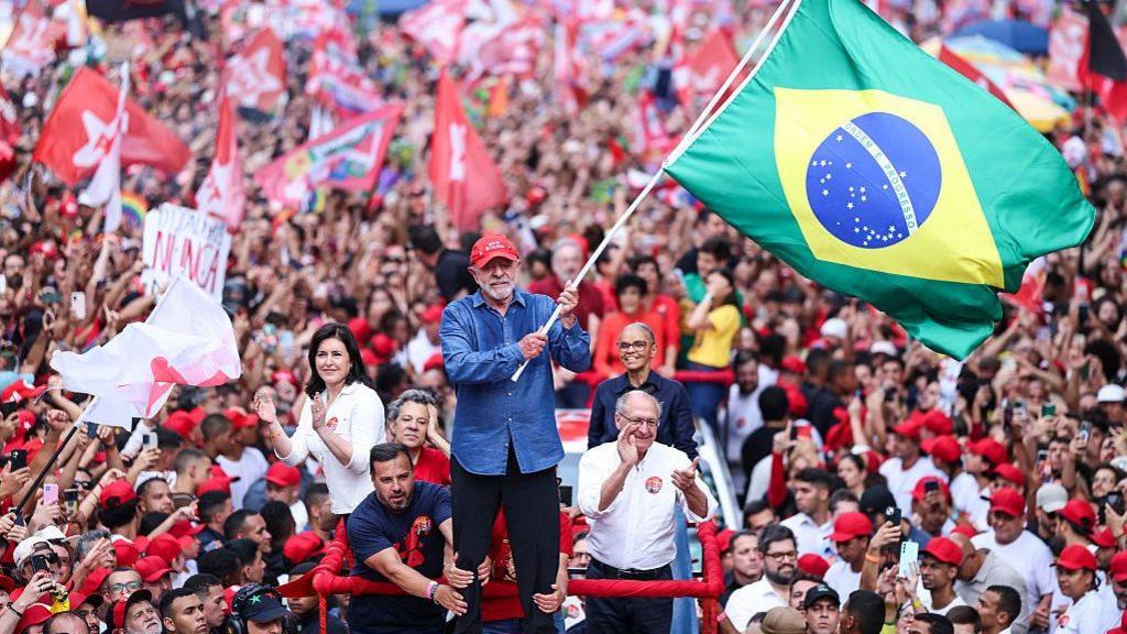Lula waving at rally