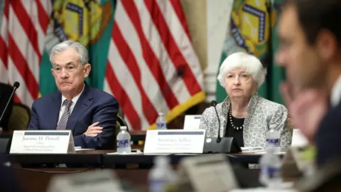 Former Federal Reserve Chairs Rally Against Probe into Jerome Powell