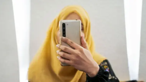 Afghan Women Left Without Internet as Taliban Enforces Nationwide Shutdown