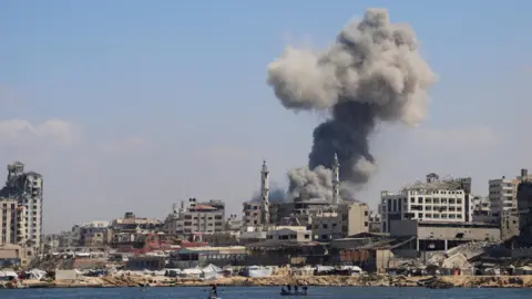 'Cataclysmic' Situation in Gaza as Israeli Forces Advance, Warns UN Official