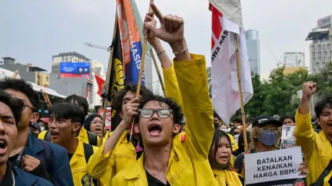Students Storm Jakarta to Demand End to Wasteful Spending and Fuel Hike