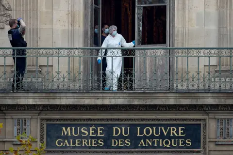 Weak Security at Louvre Leads to €88 Million Jewellery Heist