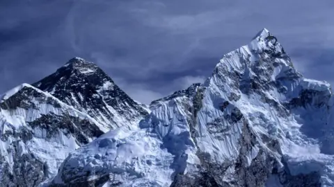 Rescue Operations Underway as Nearly 1,000 Trapped on Mount Everest