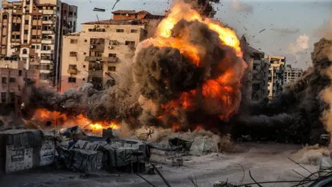 Escalating Conflict: Israeli Forces Close In on Gaza City Amid Anticipated Street Fighting