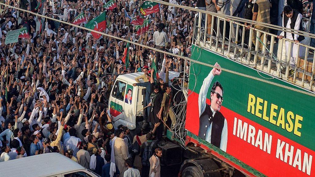 Thousands Rally for Imran Khan, Marches Toward Islamabad